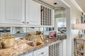Condo, 3 habitaciones | Cocina privada | Refrigerador, microondas, horno y lavavajillas 