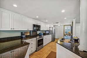 Condo, 2 habitaciones | Cocina privada | Refrigerador, microondas, horno y lavavajillas 