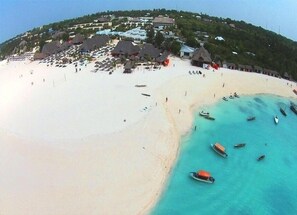 Una spiaggia nelle vicinanze, sabbia bianca