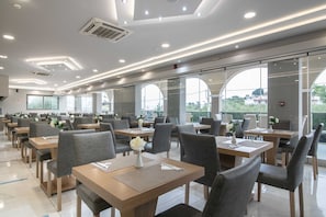 2 restaurants, breakfast served