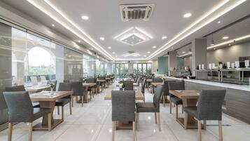 2 restaurants; breakfast, lunch, and dinner served