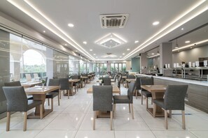 2 间餐厅，供应早餐、午餐和晚餐