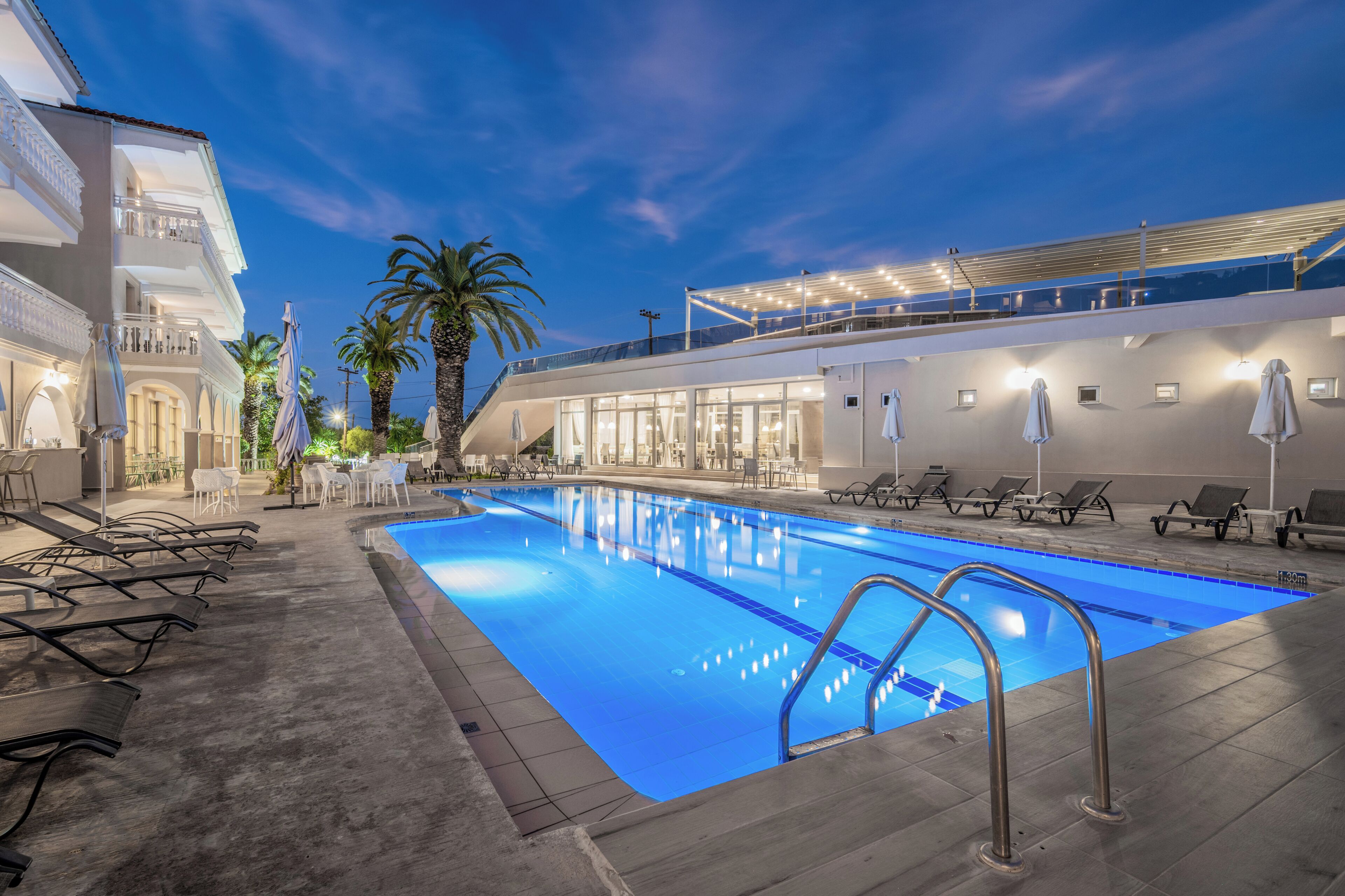 3 piscinas al aire libre, sombrillas, sillones reclinables de piscina