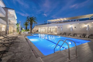 3 piscinas al aire libre, sombrillas, sillones reclinables de piscina