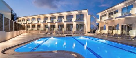 3 piscines extérieures, accÚs possible de 10 h à 18 h, parasols