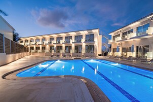 3 piscinas al aire libre, sombrillas, sillones reclinables de piscina