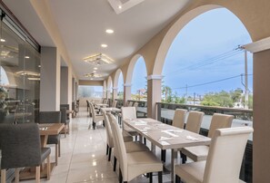 2 restaurants; breakfast, lunch, and dinner served