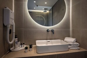 Superior Double or Twin Room | Bathroom | Deep soaking tub, free toiletries, hair dryer, towels - Karras Grande Resort (Zakynthos)