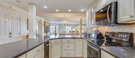 Condo, 2 habitaciones | Cocina privada | Refrigerador, microondas, horno y lavavajillas