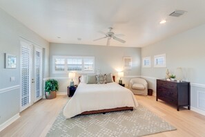 5 bedrooms, desk, iron/ironing board, travel cot