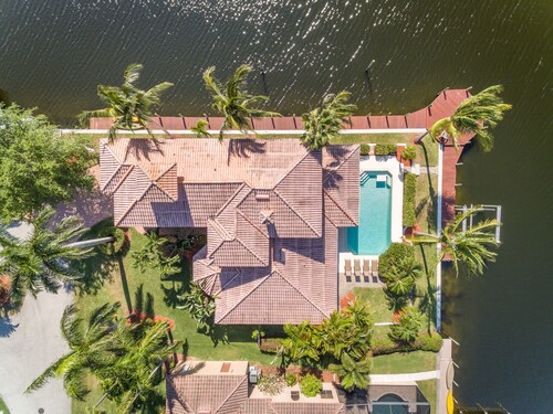 Quality ~SW~ Cape Coral Waterfront Estate