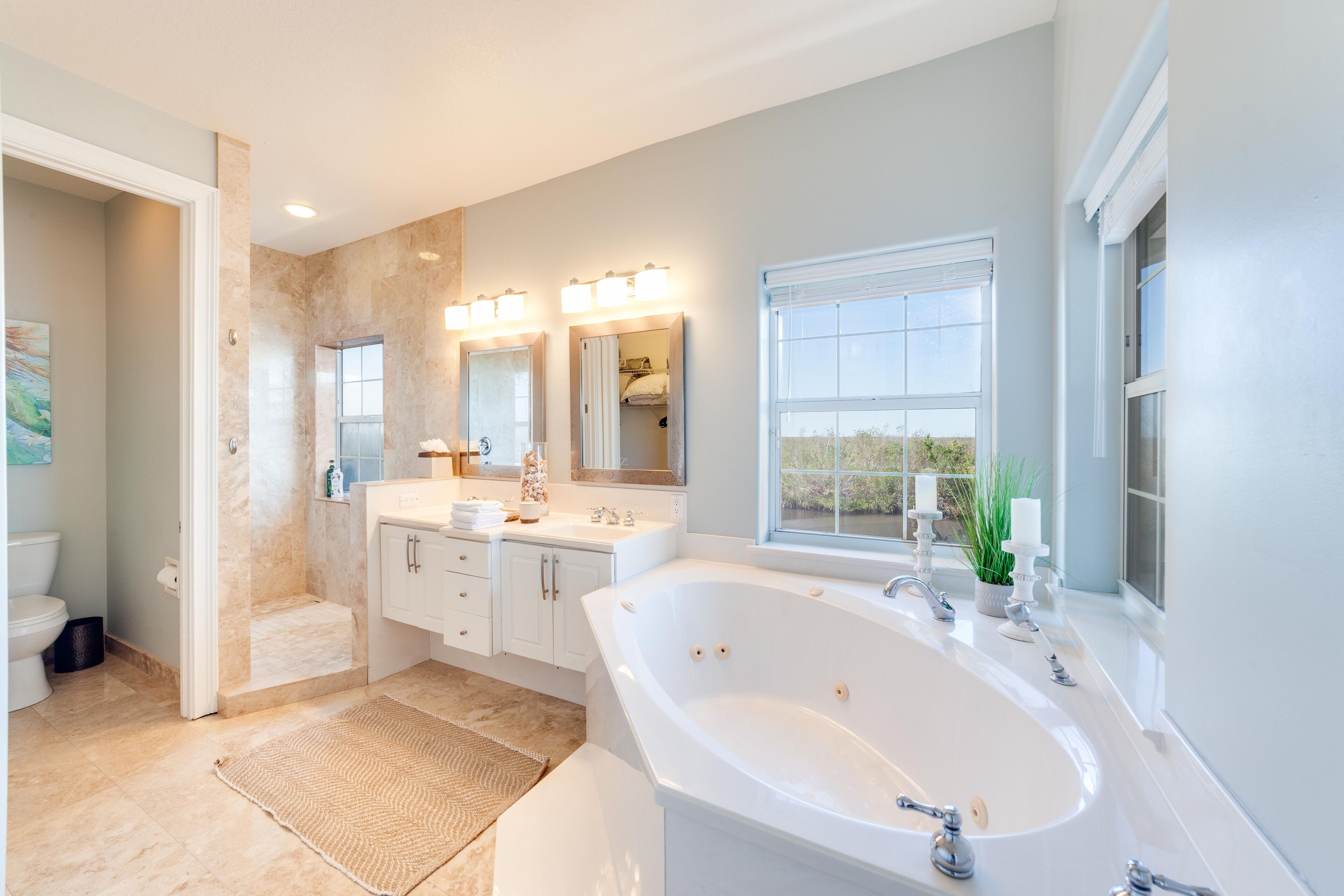 Combined shower/tub, jetted tub, hair dryer, towels