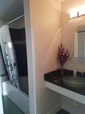 Combined shower/bathtub, jetted bath, towels, soap