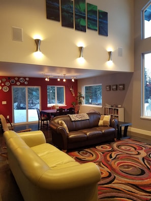Smart TV, video games, DVD player, books - Breathtaking Mountain Views tucked away in private.  Outdoor Sauna and Hot Tub! (Palmer)