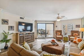 Condo, 2 habitaciones | Área de sala de estar | Televisión de pantalla plana de 30 pulgadas con canales por cable 