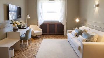 Suíte executiva, vista para a cidade | Área de estar | TV de tela plana