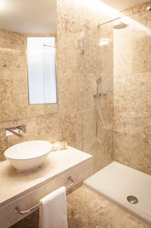 Suite superior, balcón, vistas a la ciudad | Baño | Ducha, artículos de higiene personal gratuitos y secador de pelo