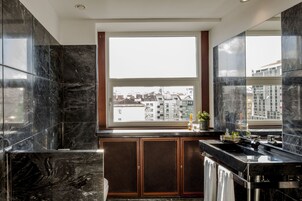 Executive Suite, City View | Bathroom | Shower, free toiletries, hair dryer, towels