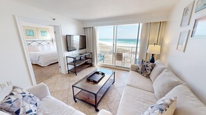 Condo, 2 habitaciones | Área de sala de estar | Televisión de 30 pulgadas con canales por cable 