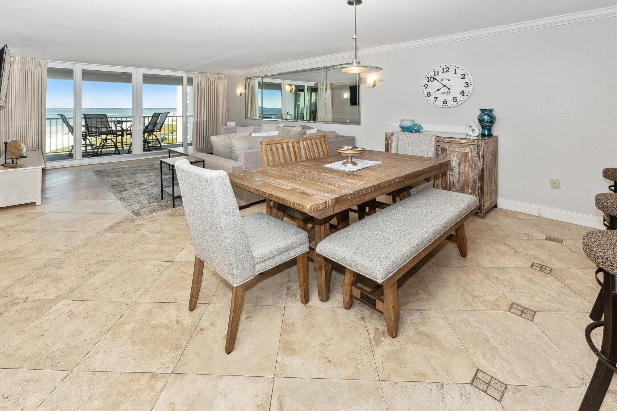 Bloc d'apartaments, 2 dormitoris | Servei de restauració