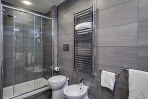 Junior Suite | Bathroom | Shower, free toiletries, hair dryer, bathrobes - Charme & Chic Luxury (Rome)