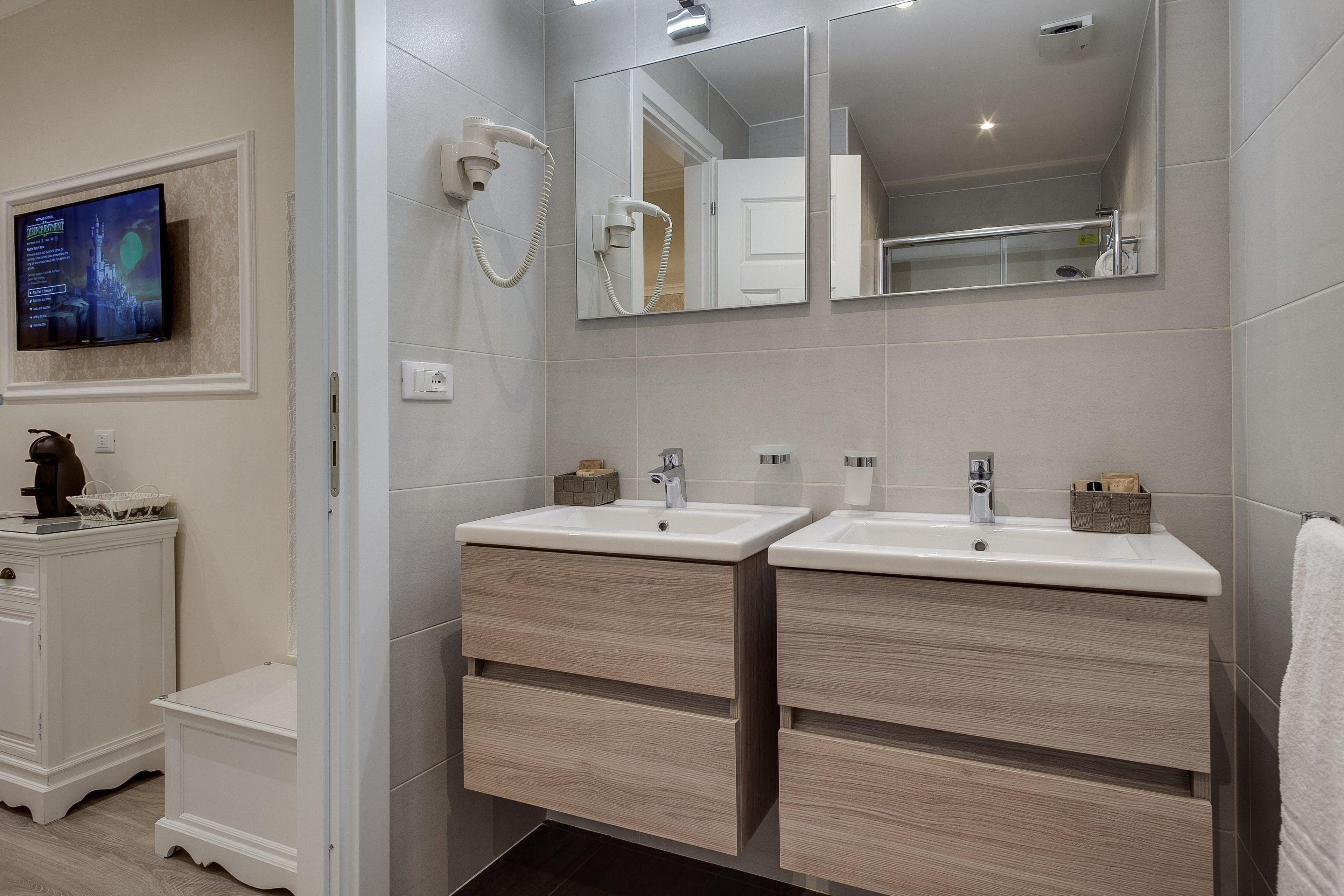 Photo - Charme & Chic Luxury