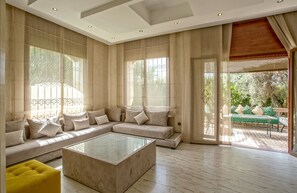 Villa Deluxe, 5 chambres, non-fumeurs, vue jardin | Coin séjour | Télévision à écran plasma de 56 pouces avec chaînes par satellite