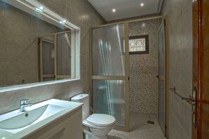 Villa – deluxe, 5 soverom, ikke-røyk, hageutsikt | Bad | Toalettartikler (inkludert) og håndklær