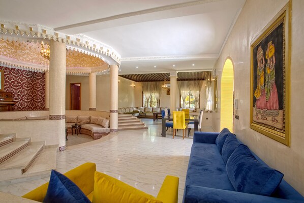 Villa Deluxe, 5 chambres, non-fumeurs, vue jardin | Coin séjour | Télévision à écran plasma de 56 pouces avec chaînes par satellite