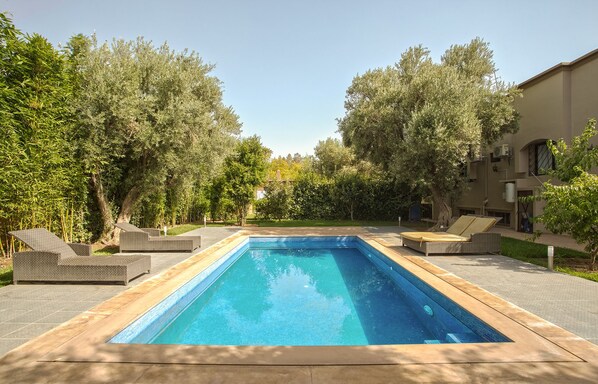 حمّام سباحة خارجي