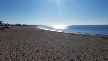 Am Strand, Sonnenschirme, Strandtücher