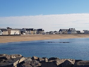 A coastal area with houses along the beach and a rocky shoreline. - Les Chants d'Ailes - Hôtel Face Mer (La Turballe)