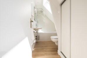 Small Double Room | Bathroom | Eco-friendly toiletries, hair dryer, towels, soap - Les Chants d'Ailes - Hôtel Face Mer (La Turballe)