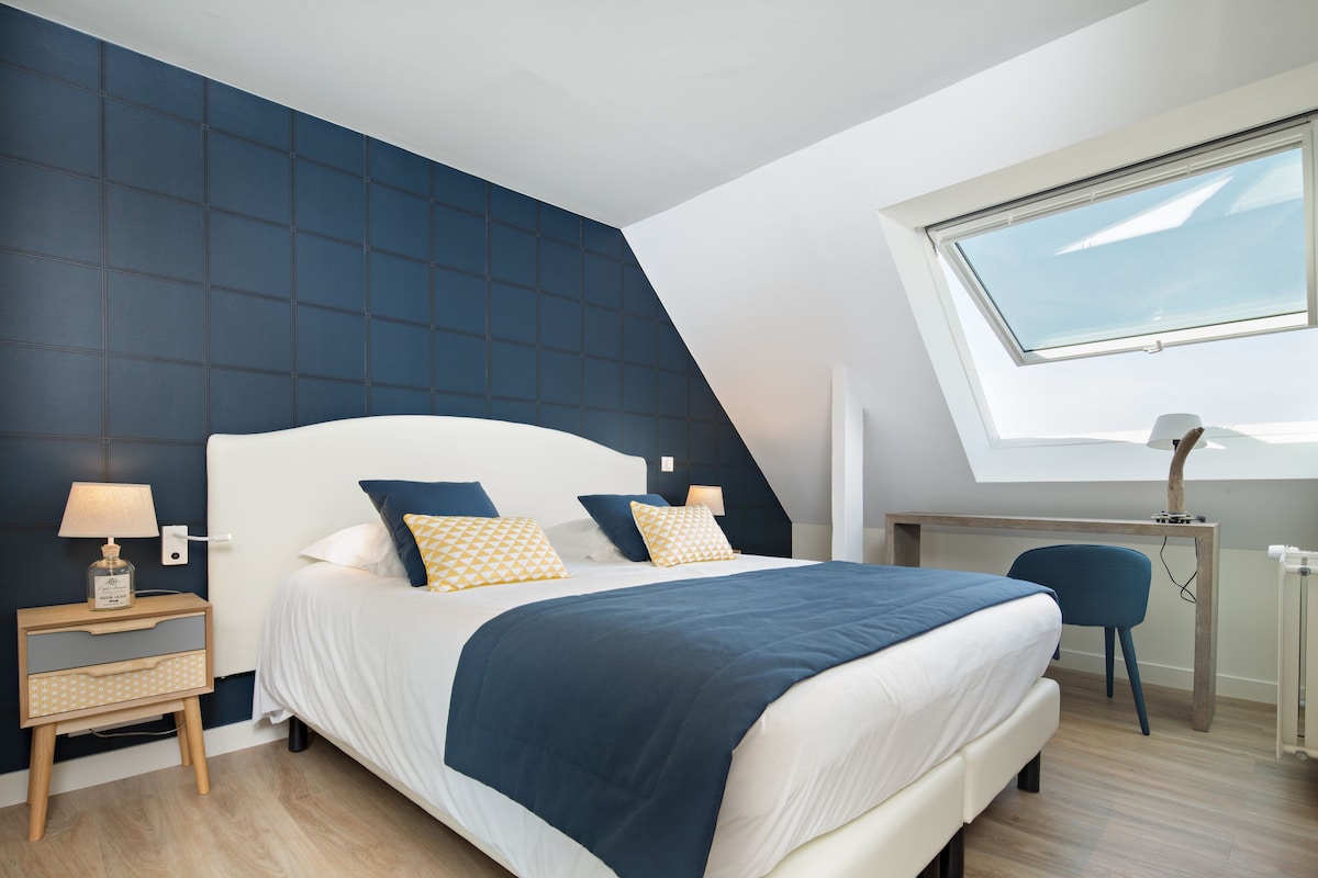 Luxe beddengoed, Select Comfort-bedden, een bureau, een laptopwerkplek