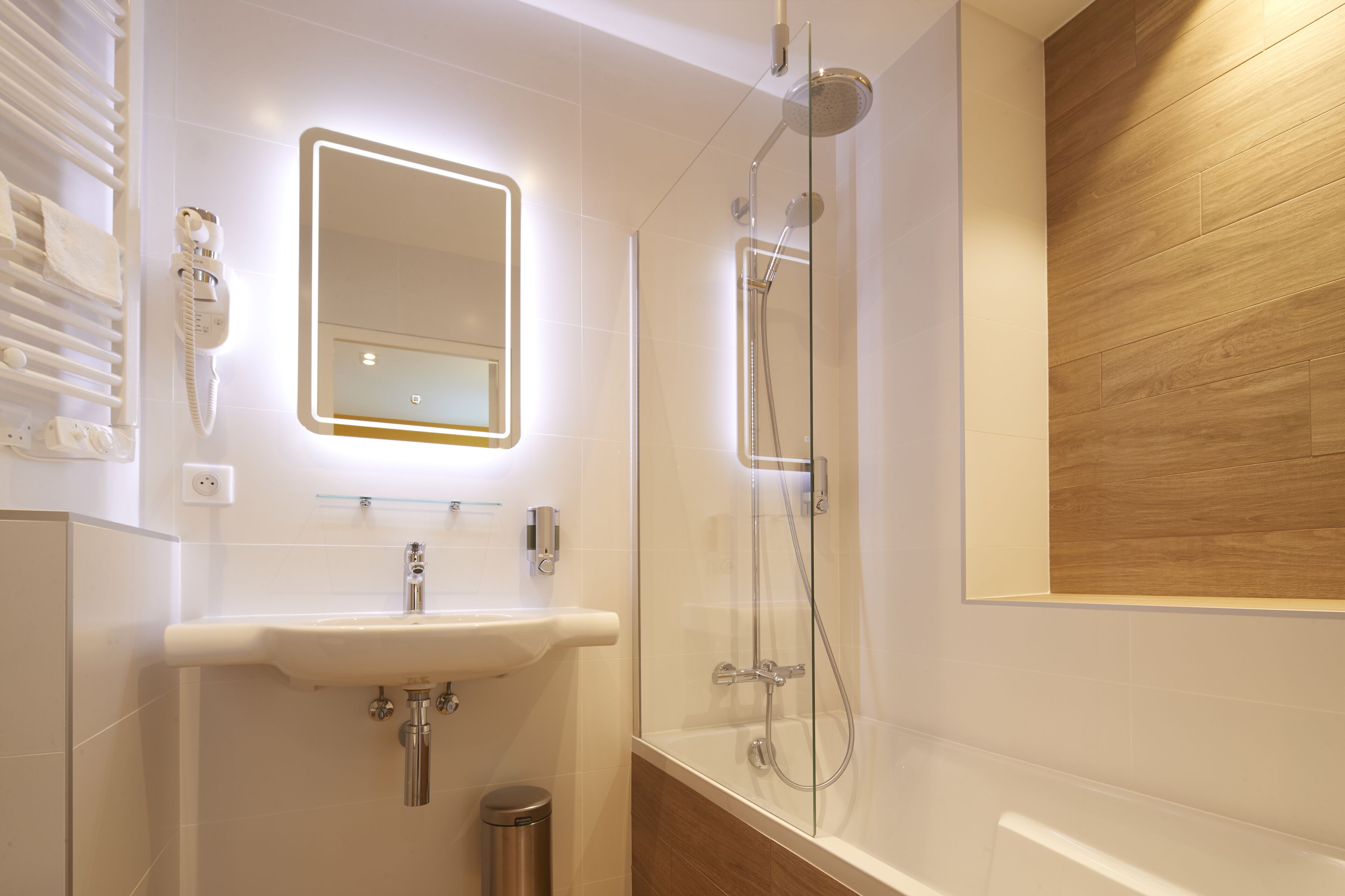 standard twin room | bathroom | free toiletries, hair dryer, towels, soap