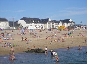 On the beach, beach umbrellas, beach towels - Les Chants d'Ailes - Hôtel Face Mer (La Turballe)