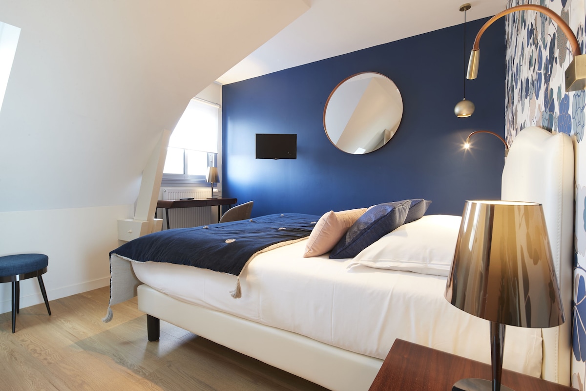 Luxe beddengoed, Select Comfort-bedden, een bureau, een laptopwerkplek