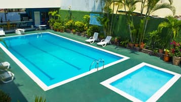 2 albercas al aire libre, acceso de 08:00 a 21:00, y camastros