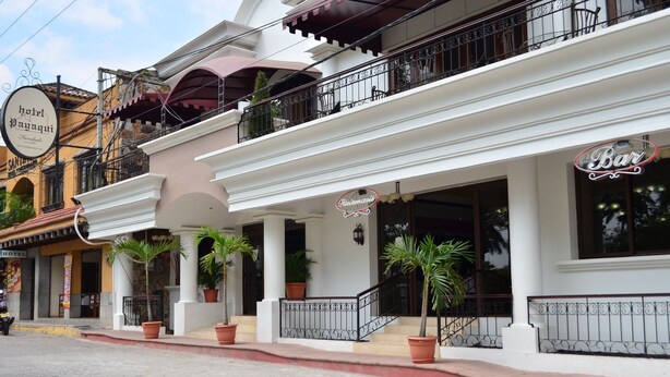 A hotel facade with a sign for 'Hotel Punta de la', a restaurant sign, and a bar sign. - Hotel Payaqui (Esquipulas)