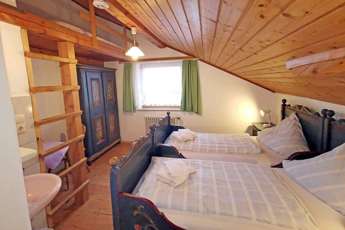 Apartment (Schwalbennest) | Individuell dekoriert, individuell eingerichtet, Schreibtisch