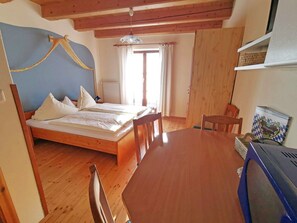 Apartment (Staffn) | Individuell dekoriert, individuell eingerichtet, Schreibtisch