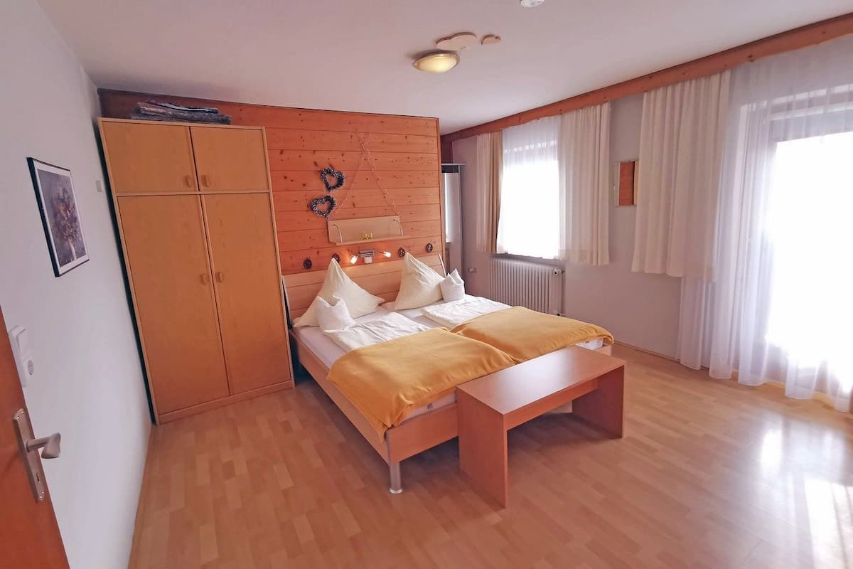 Apartment (SCHNAPPEN) | Individuell dekoriert, individuell eingerichtet, Schreibtisch