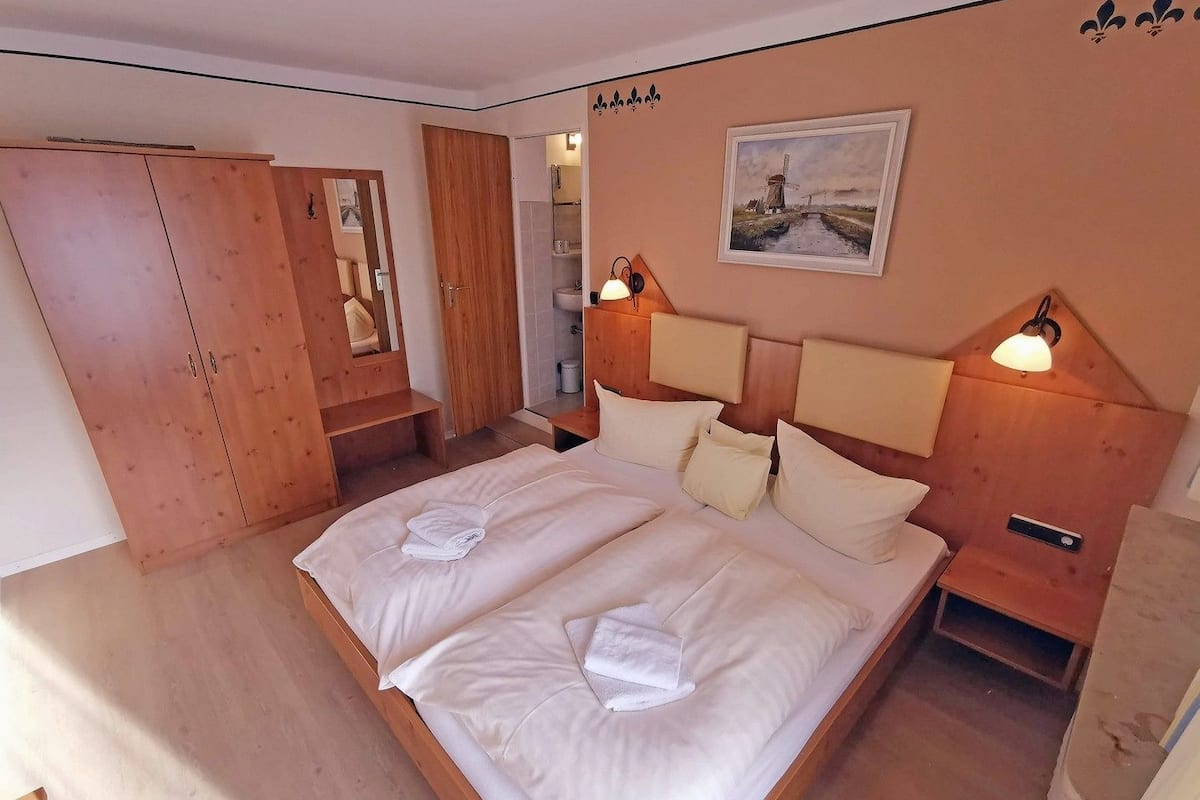 Apartment (HEUBODEN) | Individuell dekoriert, individuell eingerichtet, Schreibtisch