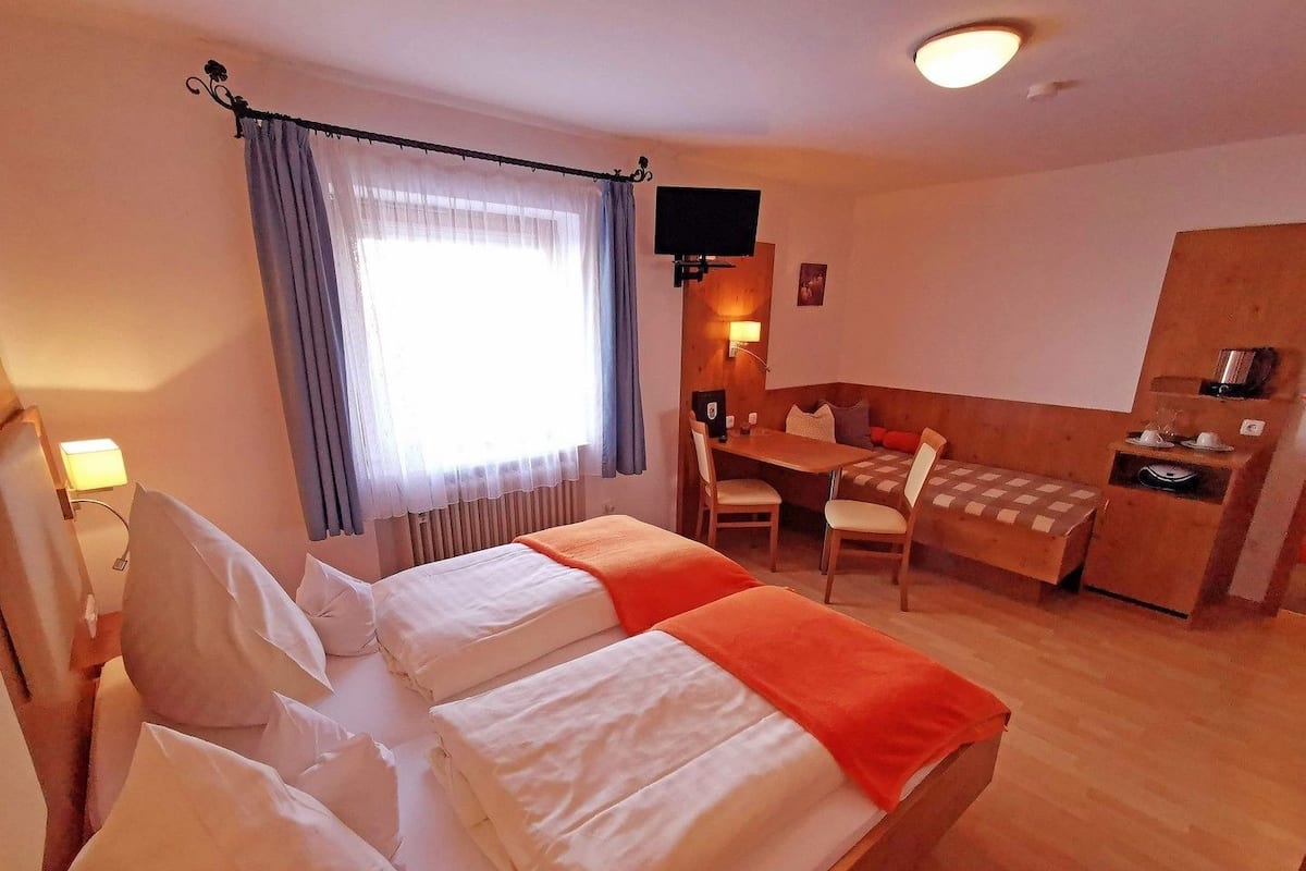 Doppelzimmer (WESTERNBUCHBERG) | Individuell dekoriert, individuell eingerichtet, Schreibtisch