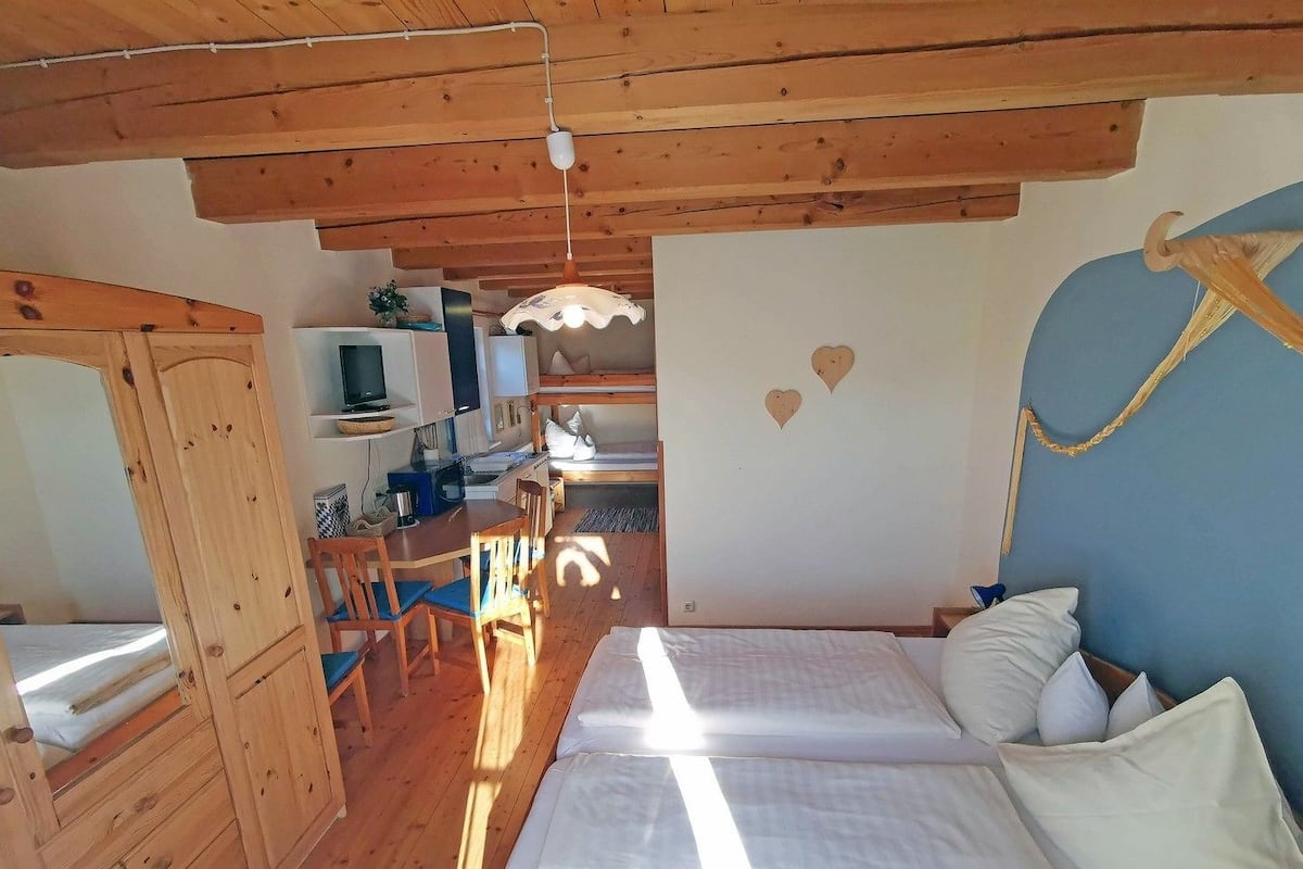 Apartment (Staffn) | Individuell dekoriert, individuell eingerichtet, Schreibtisch