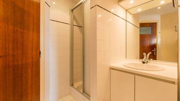 Căn hộ, 2 phòng ngủ (Vitalo 402) | Phòng tắm | Bồn tắm và buồng tắm vòi sen riêng