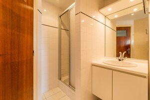 Lägenhet - 2 sovrum (Vitalo 402) | Badrum | Badkar och dusch