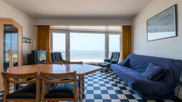 Căn hộ, 2 phòng ngủ (Vitalo 402) | Khu phòng khách | TV màn hình phẳng