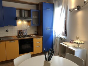 Apartamento, 2 camas de solteiro, para não fumantes, vista para a cidade | Cozinha privada | Geladeira, fogão, talheres/pratos/utensílios de cozinha