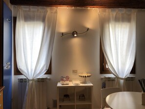 Apartment, 2 Einzelbetten, Nichtraucher, Stadtblick | Wohnbereich